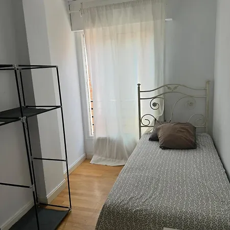 לינה וארוחת בוקר Cosy And Secure Center