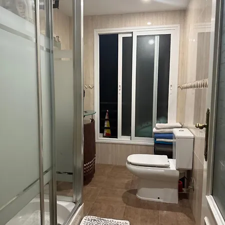 Cosy And Secure Center Pool Bed and breakfast *